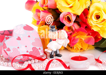 Bunte Rosen, Braut und Braut, Kerze und Geschenk-Box Nahaufnahme Bild. Stockfoto