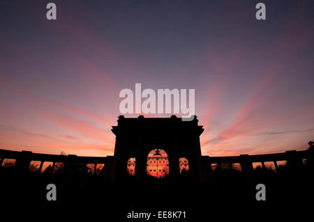 Sonnenuntergang am Victoria Kriegerdenkmal, Victoria Embankment in Nottingham England UK Stockfoto