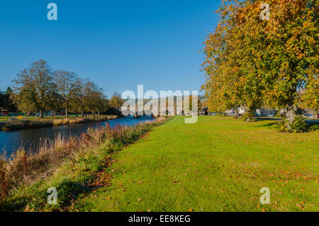 Straßenbrücke über den Fluss Tweed Peebles schottischen Grenzen Scotland UK im Herbst 10/2010 Stockfoto