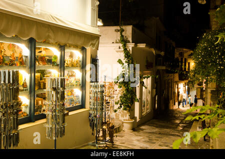 Geschäfte in Skopelos-Stadt, Skopelos, griechische Insel. Leuchtet in der Dunkelheit am Abend. Oktober. Stockfoto