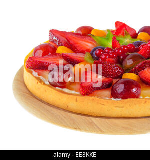 Kuchen mit Obst und Beeren, die isoliert auf weißem Hintergrund Stockfoto