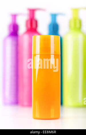 Mehrfarbige Neon-Lotion-Flaschen mit Dispenser-Pumpe Stockfoto