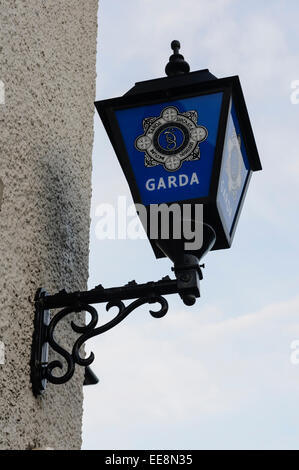 Lampe vor einem Garda-Büro. Stockfoto