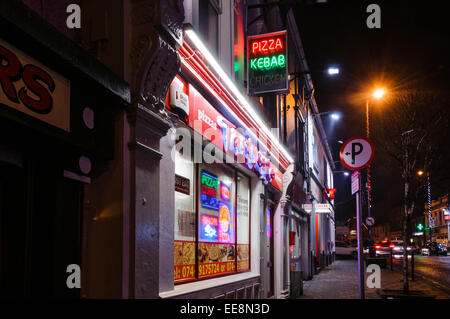 Pizza und Kebab Shop in einer High Street, einer irischen Stadt bei Nacht. Stockfoto