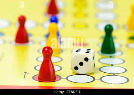 Stücke und einen Würfel auf einer Ludo Brettspiel Stockfoto