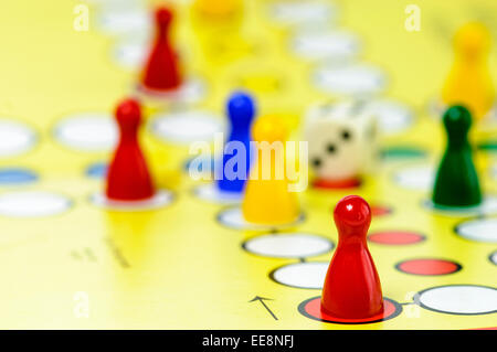 Stücke und einen Würfel auf einer Ludo Brettspiel Stockfoto