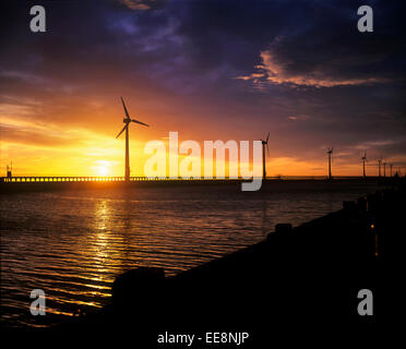 Windkraftanlagen auf dem Deich am Hafen von Blyth, Northumberland. Stockfoto