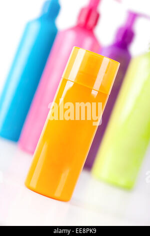 Mehrfarbige Neon-Lotion-Flaschen mit Dispenser-Pumpe Stockfoto