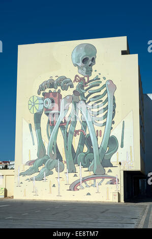 Skelett Wandbild Kunstwerk an der Seite eines Gebäudes in Lagos Portugal Stockfoto