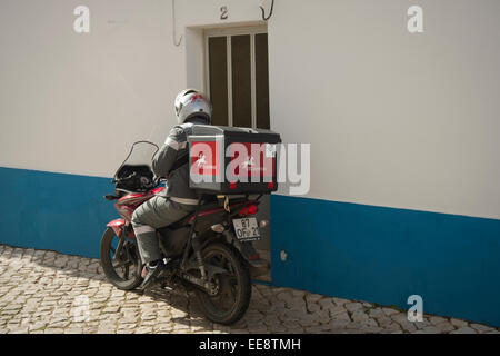 portugiesische Postboten auf Zustellung auf einem Motorrad Stockfoto