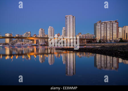 Cambie St. Bridge und Yaletown Eigentumswohnungen, False Creek, Vancouver, Britisch-Kolumbien, Kanada, Stockfoto