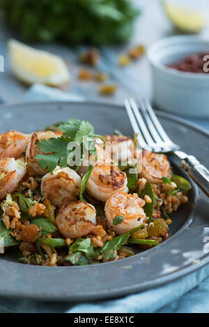 Harissa Reis und grünen und gebratene Garnelen Stockfoto