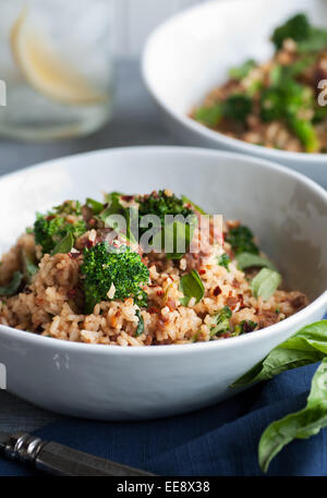 Mett mit Brokkoli und süßer Soße Stockfoto