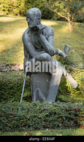 Bronze Statue von James Joyce an der Schriftsteller das Grab auf dem Friedhof Zürich-Fluntern in Zürich, Schweiz. Stockfoto