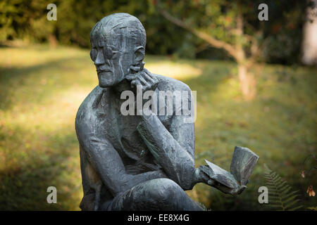 Bronze Statue von James Joyce an der Schriftsteller das Grab auf dem Friedhof Zürich-Fluntern in Zürich, Schweiz. Stockfoto