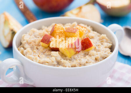 Schmackhafte Haferflocken mit Äpfeln und Zimt Stockfoto
