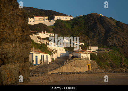 Hillside Fischerdorf am Praia da Arrifana Portugal Stockfoto