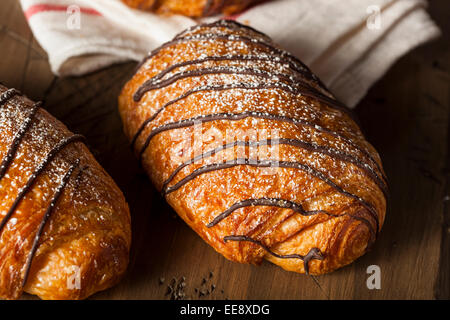 Hausgemachter Schoko-Croissant Gebäck mit Puderzucker Stockfoto