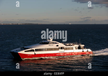 Eine Katamaran-Fähre ist in The Solent gesehen, wie sie von Cowes nach Southampton Januar 2015 reist Stockfoto