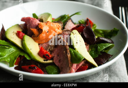 Gemischter Salat mit gerösteten Paprika und seltene Rindfleisch-Scheiben Stockfoto