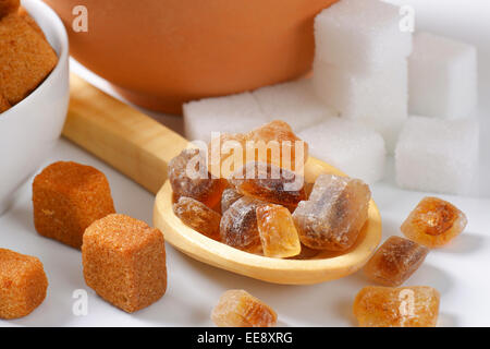 Weißer und brauner Würfelzucker und Kandis Stockfoto