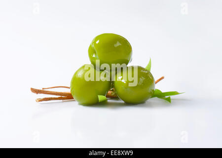 Frische grüne Oliven auf weißem Hintergrund Stockfoto