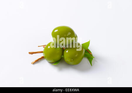 Frische grüne Oliven auf weißem Hintergrund Stockfoto