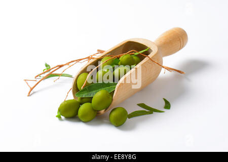 Rohe grüne Oliven auf hölzerne Schaufel Stockfoto