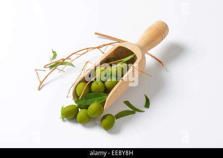 Rohe grüne Oliven auf hölzerne Schaufel Stockfoto