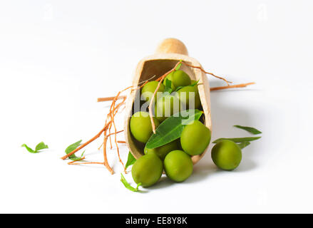 Rohe grüne Oliven auf hölzerne Schaufel Stockfoto