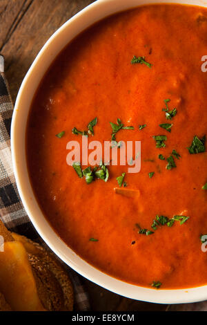 Hausgemachte Tomatensuppe mit gegrilltem Käse für das Mittagessen Stockfoto