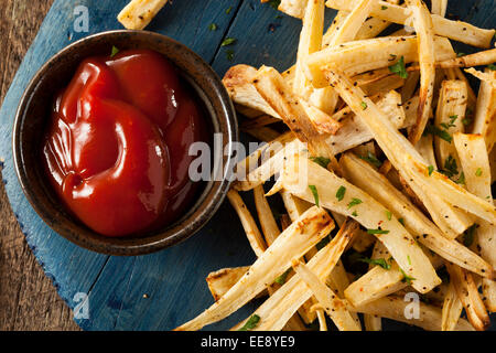 Hausgemachte Petersilie Wurzel Pommes Frites mit Ketchup Stockfoto