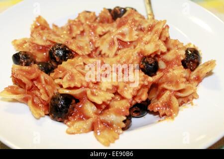 sizilianische Pasta mit Tomaten und schwarzen Oliven Stockfoto