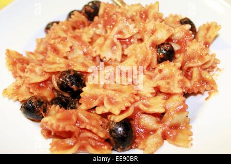 sizilianische Pasta mit Tomaten und schwarzen Oliven Stockfoto