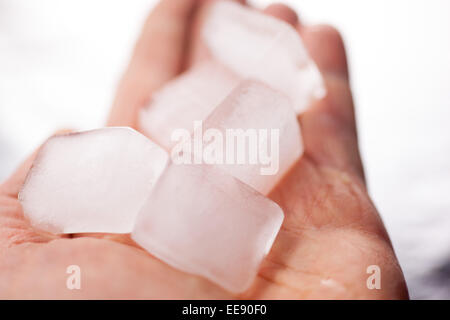 Eiswürfel in die Handfläche. Stockfoto