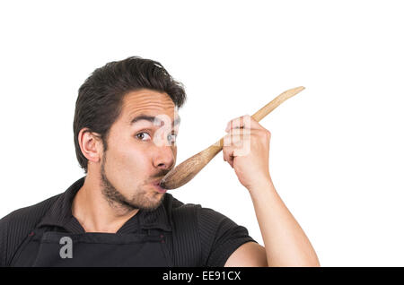 gut aussehend männlichen Jungkoch trägt schwarze Schürze Stockfoto