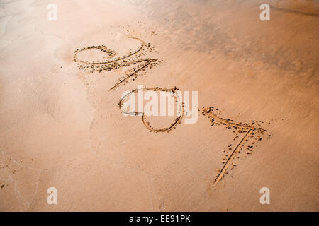 Das Wort Liebe auf Sand. Stockfoto