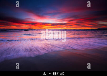 Sonnenuntergang über der Kanalinseln von San Buenaventura State Beach, Ventura, Kalifornien USA Stockfoto
