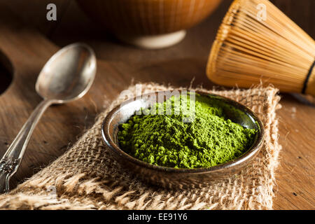 Rohe Bio Matcha Grüntee in eine Schüssel geben Stockfoto