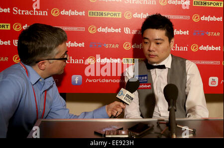 London, UK. 14. Januar 2015. Ding Junhui(R) of China wird nach 2015 Snooker Meister erstes Vorrundenspiel gegen Joe Perry von England im Alexandra Palace in London, Großbritannien, auf Jan. 14, 2015 interviewt. Ding 3-6 verloren und wurde uneingeschränkt für die zweite Runde. Bildnachweis: Han Yan/Xinhua/Alamy Live-Nachrichten Stockfoto