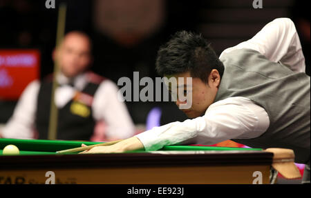 London, UK. 14. Januar 2015. Ding Junhui China konkurriert in 2015 Snooker Meister ersten Vorrundenspiel gegen Joe Perry von England im Alexandra Palace in London, Großbritannien, auf Jan. 14, 2015. Ding 3-6 verloren und wurde uneingeschränkt für die zweite Runde. Bildnachweis: Han Yan/Xinhua/Alamy Live-Nachrichten Stockfoto