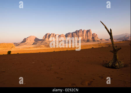 Eine Ansicht des Jebel Qattar, die Heimat der am stärksten diversifizierte Tierwelt im Nationalpark Wadi Rum. Stockfoto