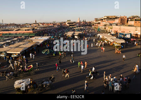Ein Blick auf Djemaa el-Fna in Marrakesch - einer der bekanntesten Plätze in Afrika und das Herz der Stadt dar. Stockfoto
