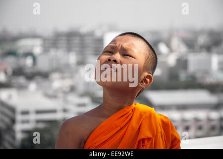 Junge Novizin buddhistischer Mönch Blick in Sonne Stockfoto