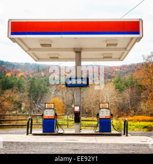 Gas-Pumpen mit schönen Herbstfarben im Hintergrund. Stockfoto