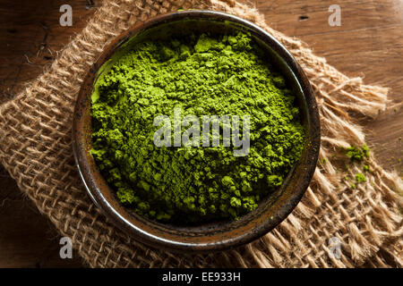 Rohe Bio Matcha Grüntee in eine Schüssel geben Stockfoto
