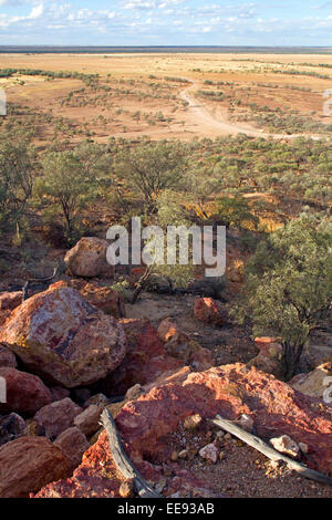 Straße durch die Queensland outback in der Nähe von Winton Stockfoto