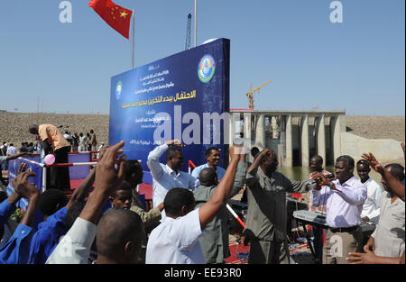 Kassala, Sudan. 14. Januar 2015. Nach der Zeremonie markiert den Beginn der Wasserspeicher der oberen Atbara Dämme Komplex in Kassala, Sudan, 14. Januar 2015 feiern Menschen. Die oberen Atbara Dämme komplexes Projekt, gebaut von China drei Schluchten Corporation (CTGC) und der China-Wasser und Electric Corporation (CWE), fing an, Wasser am Mittwoch zu speichern. Das Projekt, das im Mai 2010 begann, wird voraussichtlich bis zu 3 Milliarden Kubikmeter Wasser speichern und Bereitstellen von Wasser von ca. 7 Millionen Menschen in Sudan. © Li Ziheng/Xinhua/Alamy Live-Nachrichten Stockfoto