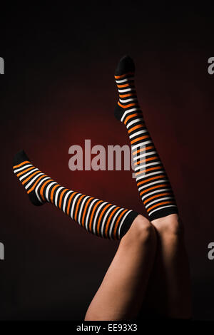 Schöne Beine in eine lange bunte Socken Stockfoto