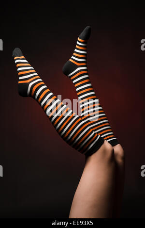 Schöne Beine in eine lange bunte Socken Stockfoto